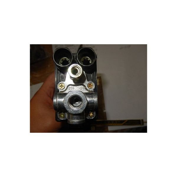 Выключатель пневматический 8Атм ABS 82x52x130. 15A 240V