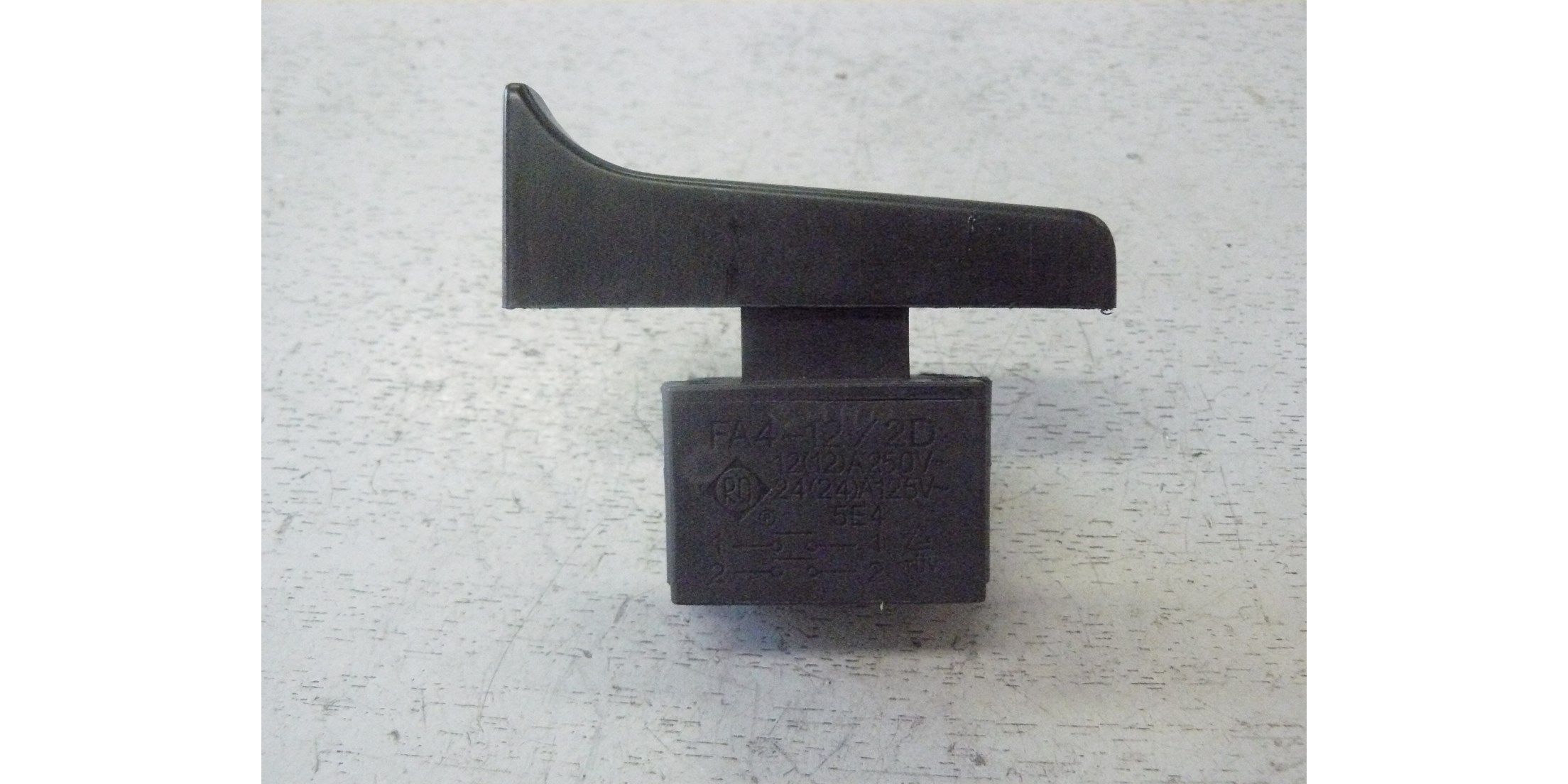 Выключатель FA4-12/2D 12A 250V
